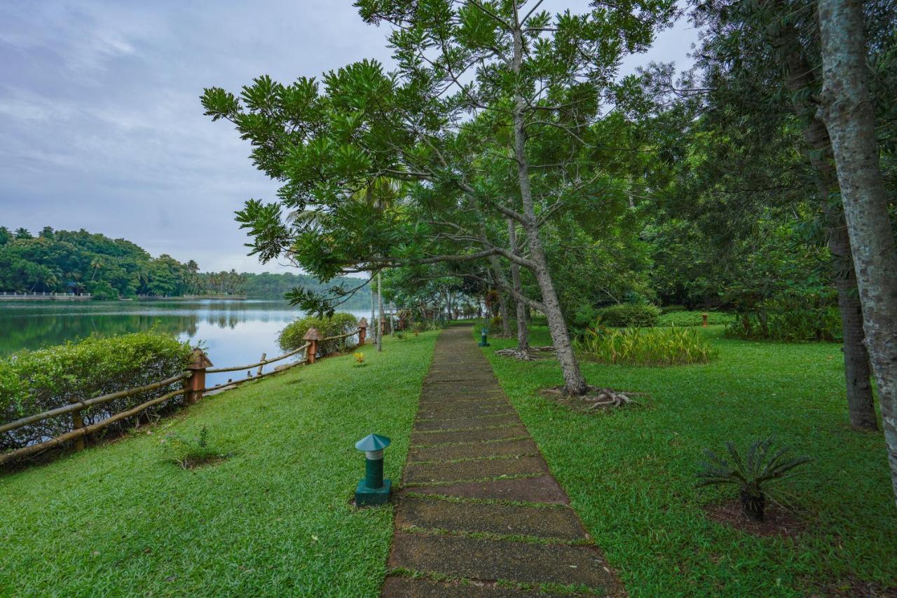 Fragrant Nature Backwater Resort & Ayurveda Spa Колам Екстериор снимка