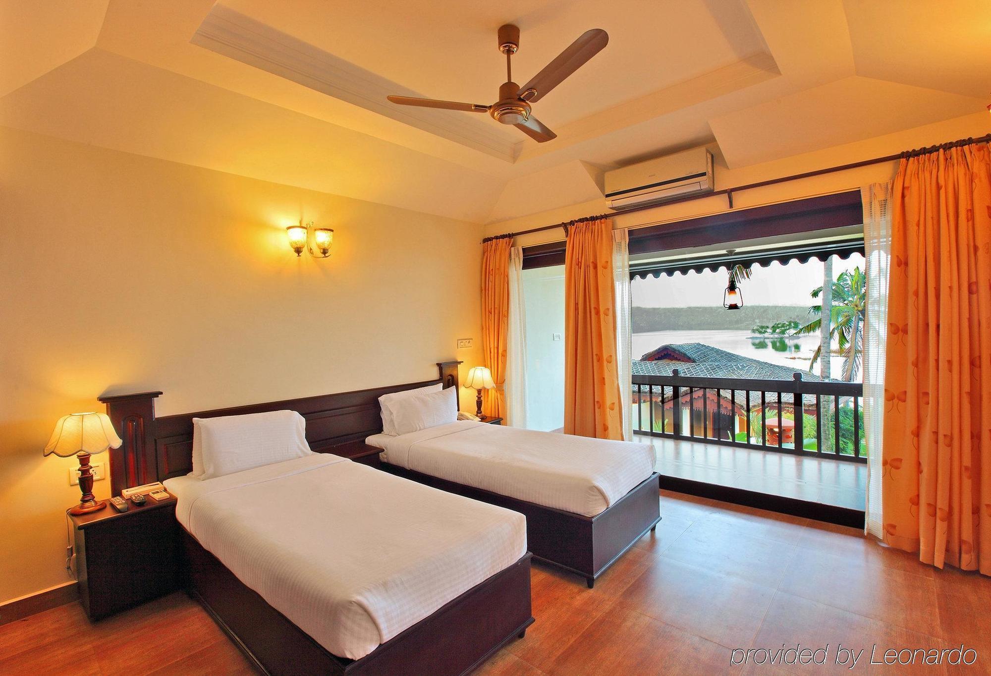 Fragrant Nature Backwater Resort & Ayurveda Spa Колам Стая снимка