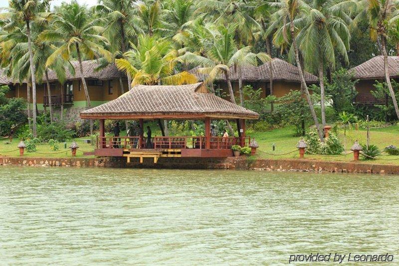 Fragrant Nature Backwater Resort & Ayurveda Spa Колам Екстериор снимка